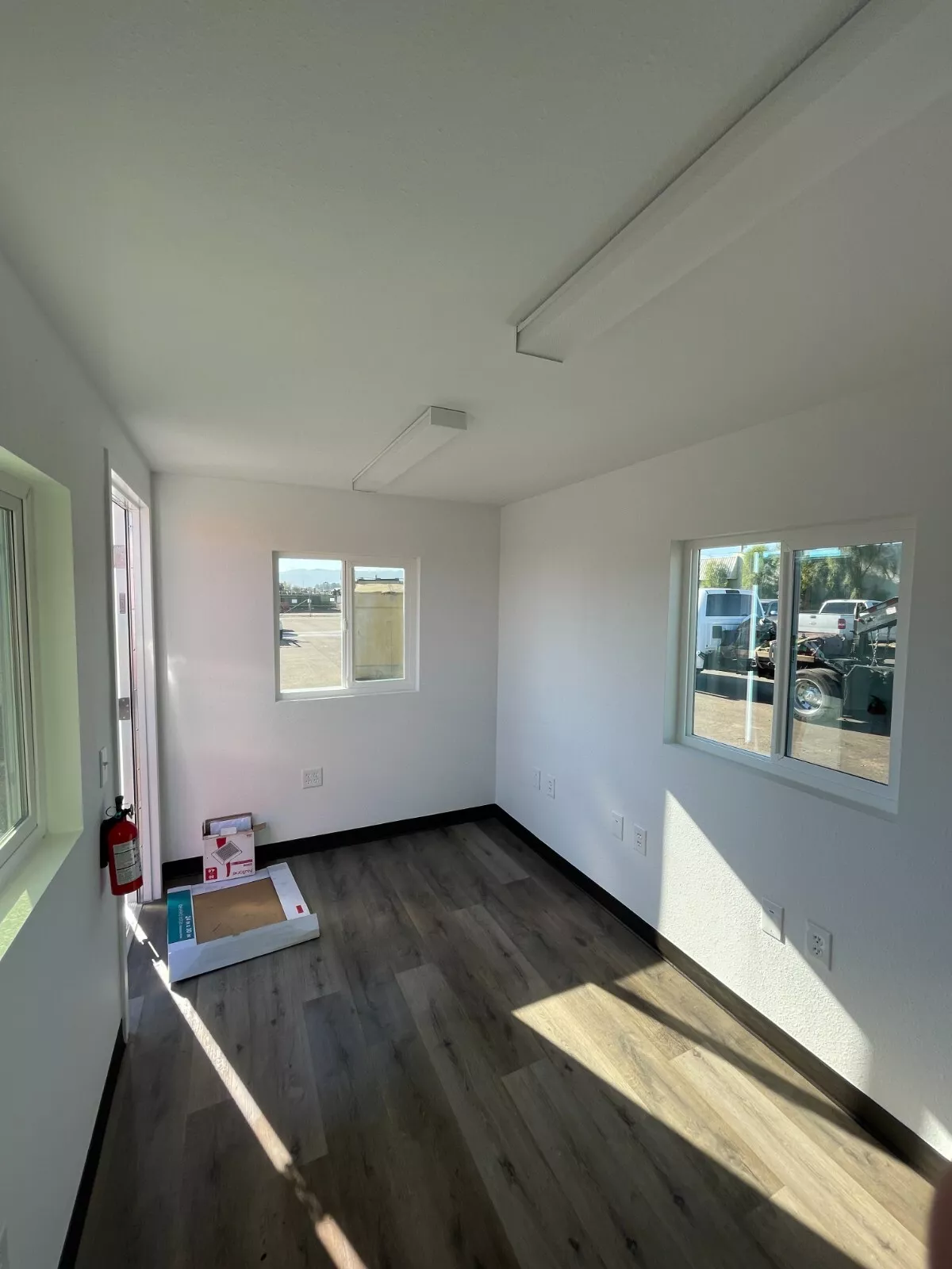 20 foot office in refurbished shipping container - Image 9
