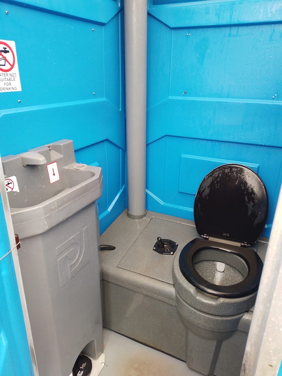5Ft x 4Ft Single Mains Toilet (Blue) - Image 6